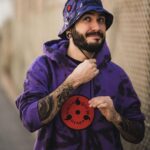 Ismael Prego Instagram - No recuerdo que los Uchiha vistieran así 🤔 Hoy os traigo un sorteo de la mano de @bershka y su nueva colección inspirada en Naruto! Podeis conseguir un pack de la colección y una tarjeta regalo de 100€. Para participar: - Sígueme y sigue a @bershka - Deja tu comentario en el post diciendo a que te huele la foto y menciona a tu colega otaku que necesita una ducha urgentemente. - Dale like a mi foto en la cuenta de @bershka ¡Suerte!🔥 Fotos by @adrisunner_co Konoha