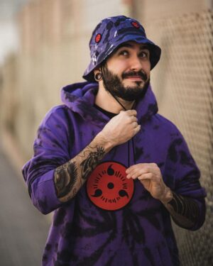 Ismael Prego Instagram - No recuerdo que los Uchiha vistieran así 🤔
Hoy os traigo un sorteo de la mano de @bershka y su nueva colección inspirada en Naruto! 

Podeis conseguir un pack de la colección y una tarjeta regalo de 100€.

Para participar:
- Sígueme y sigue a @bershka
- Deja tu comentario en el post diciendo a que te huele la foto y menciona a tu colega otaku que necesita una ducha urgentemente.
- Dale like a mi foto en la cuenta de @bershka
¡Suerte!🔥

Fotos by @adrisunner_co