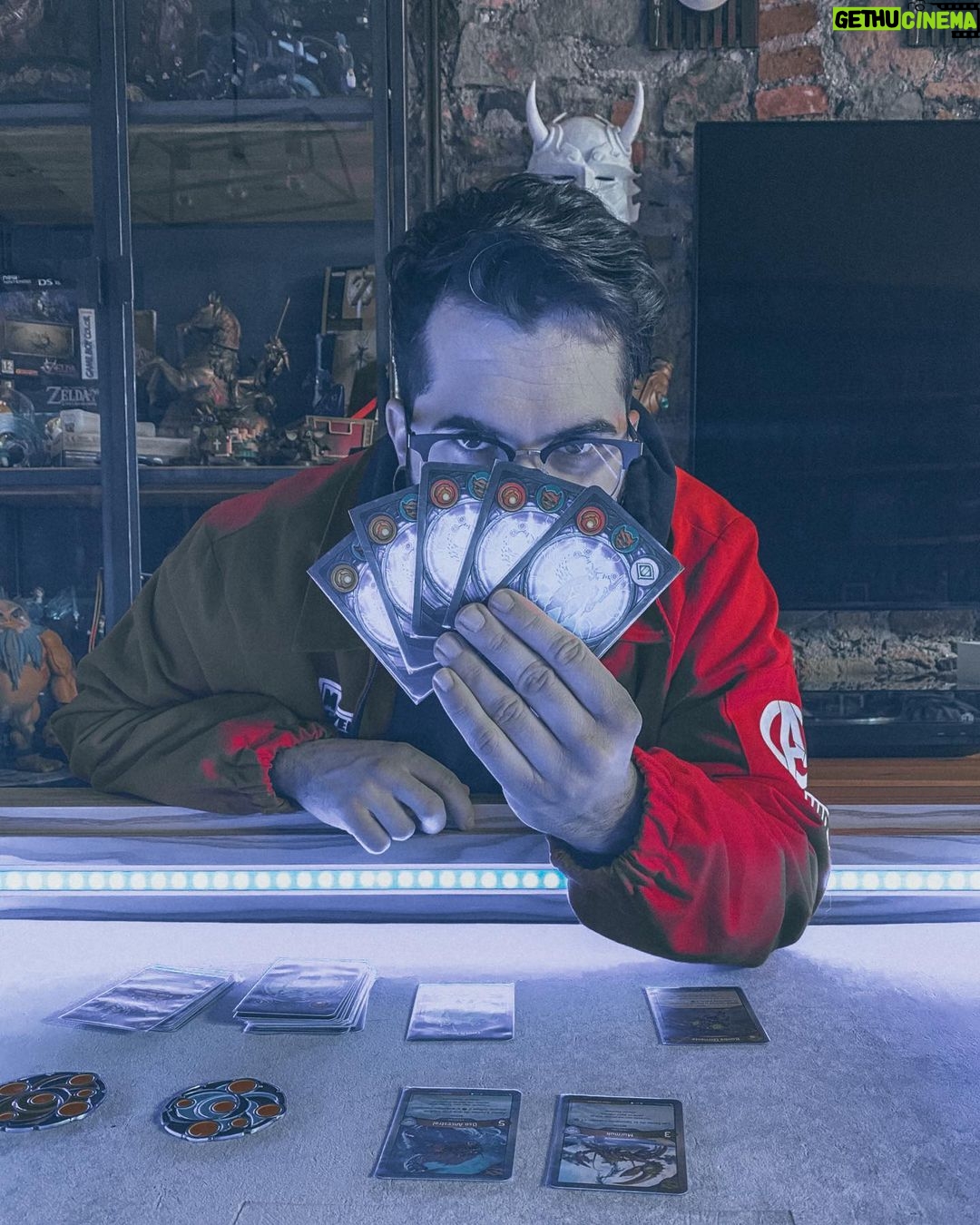Ismael Prego Instagram - ¿Os gusta mi nueva mesa gaming? Pues os va a gustar aún más porque trae un SORTEO. Os diría que es como una mesa normal con leds y que por eso es gaming, pero no. Es mucho más. Esta mesa que me ha diseñado @ermamuebles, además de leds, tiene un tapete y doble fondo por si quiero dejar la partida pausada en cualquier momento y tomarme unos cerealicos con su lechita. Además, junto a la gente de @jupiterjuegos estamos sorteando tres juegos de mesa. Marvel Champions, Carcassonne Plus y Los Misterios del Dr. Dark. Para participar: -Sigue a @jupiterjuegos y @ermamuebles -Ve al último post de @ermamuebles y menciona a un par de amigos con los que te gustaría jugar a los juegos que sorteamos. ¡Mucha suerte!