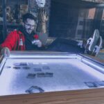 Ismael Prego Instagram - ¿Os gusta mi nueva mesa gaming? Pues os va a gustar aún más porque trae un SORTEO. Os diría que es como una mesa normal con leds y que por eso es gaming, pero no. Es mucho más. Esta mesa que me ha diseñado @ermamuebles, además de leds, tiene un tapete y doble fondo por si quiero dejar la partida pausada en cualquier momento y tomarme unos cerealicos con su lechita. Además, junto a la gente de @jupiterjuegos estamos sorteando tres juegos de mesa. Marvel Champions, Carcassonne Plus y Los Misterios del Dr. Dark. Para participar: -Sigue a @jupiterjuegos y @ermamuebles -Ve al último post de @ermamuebles y menciona a un par de amigos con los que te gustaría jugar a los juegos que sorteamos. ¡Mucha suerte!