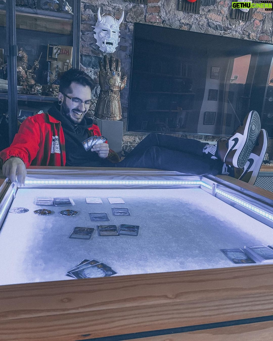 Ismael Prego Instagram - ¿Os gusta mi nueva mesa gaming? Pues os va a gustar aún más porque trae un SORTEO. Os diría que es como una mesa normal con leds y que por eso es gaming, pero no. Es mucho más. Esta mesa que me ha diseñado @ermamuebles, además de leds, tiene un tapete y doble fondo por si quiero dejar la partida pausada en cualquier momento y tomarme unos cerealicos con su lechita. Además, junto a la gente de @jupiterjuegos estamos sorteando tres juegos de mesa. Marvel Champions, Carcassonne Plus y Los Misterios del Dr. Dark. Para participar: -Sigue a @jupiterjuegos y @ermamuebles -Ve al último post de @ermamuebles y menciona a un par de amigos con los que te gustaría jugar a los juegos que sorteamos. ¡Mucha suerte!
