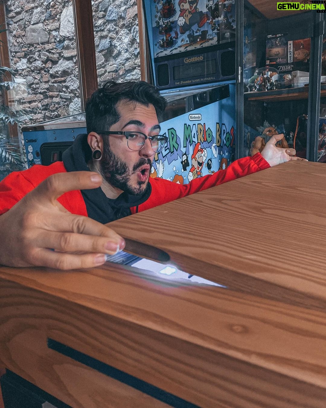 Ismael Prego Instagram - ¿Os gusta mi nueva mesa gaming? Pues os va a gustar aún más porque trae un SORTEO. Os diría que es como una mesa normal con leds y que por eso es gaming, pero no. Es mucho más. Esta mesa que me ha diseñado @ermamuebles, además de leds, tiene un tapete y doble fondo por si quiero dejar la partida pausada en cualquier momento y tomarme unos cerealicos con su lechita. Además, junto a la gente de @jupiterjuegos estamos sorteando tres juegos de mesa. Marvel Champions, Carcassonne Plus y Los Misterios del Dr. Dark. Para participar: -Sigue a @jupiterjuegos y @ermamuebles -Ve al último post de @ermamuebles y menciona a un par de amigos con los que te gustaría jugar a los juegos que sorteamos. ¡Mucha suerte!