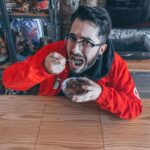 Ismael Prego Instagram – ¿Os gusta mi nueva mesa gaming?
Pues os va a gustar aún más porque trae un SORTEO. 

Os diría que es como una mesa normal con leds y que por eso es gaming, pero no. Es mucho más. 
Esta mesa que me ha diseñado @ermamuebles, además de leds, tiene un tapete y doble fondo por si quiero dejar la partida pausada en cualquier momento y tomarme unos cerealicos con su lechita.

Además, junto a la gente de @jupiterjuegos estamos sorteando tres juegos de mesa. Marvel Champions, Carcassonne Plus y Los Misterios del Dr. Dark.

Para participar:
-Sigue a @jupiterjuegos y @ermamuebles 
-Ve al último post de @ermamuebles y menciona a un par de amigos con los que te gustaría jugar a los juegos que sorteamos.

¡Mucha suerte!