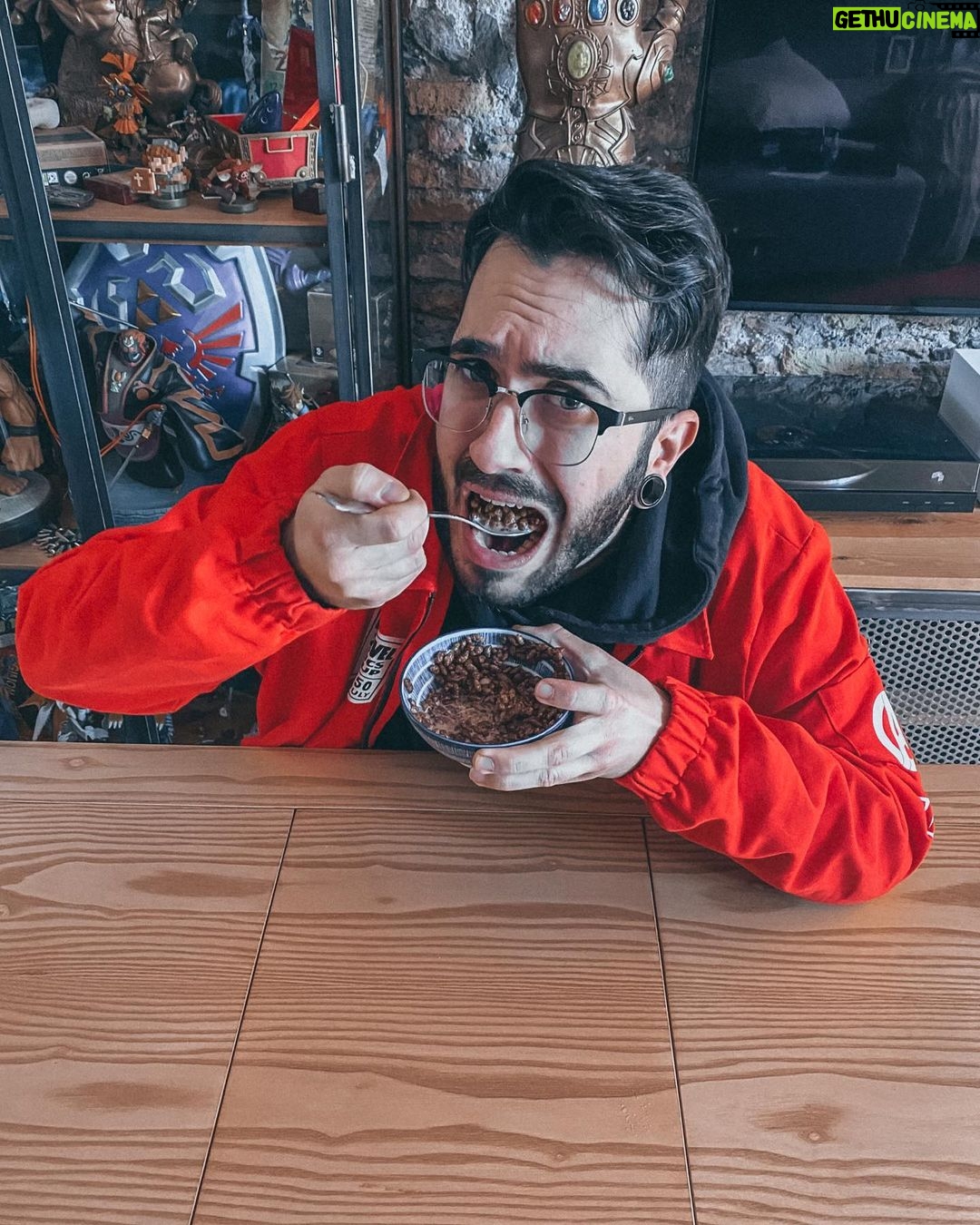 Ismael Prego Instagram - ¿Os gusta mi nueva mesa gaming? Pues os va a gustar aún más porque trae un SORTEO. Os diría que es como una mesa normal con leds y que por eso es gaming, pero no. Es mucho más. Esta mesa que me ha diseñado @ermamuebles, además de leds, tiene un tapete y doble fondo por si quiero dejar la partida pausada en cualquier momento y tomarme unos cerealicos con su lechita. Además, junto a la gente de @jupiterjuegos estamos sorteando tres juegos de mesa. Marvel Champions, Carcassonne Plus y Los Misterios del Dr. Dark. Para participar: -Sigue a @jupiterjuegos y @ermamuebles -Ve al último post de @ermamuebles y menciona a un par de amigos con los que te gustaría jugar a los juegos que sorteamos. ¡Mucha suerte!