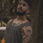 Ismael Prego Instagram - Echo de menos mi barba. Pero, en realidad, es mazo raro. O sea, pensadlo. Pelo creciendo en la cara. Mazo chungo. Pero lo tenemos normalizado. ¿Sabéis lo que nunca debemos normalizar? La gente que le echa ketchup a los kebabs, o la gente que se corta las uñas en los vestuarios de los gimnasios, o los que van a la playa y suben una foto diciendo “sufriendo”. A esos ni agua.