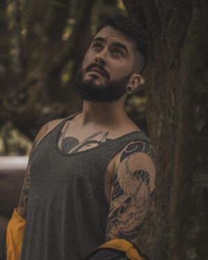 Ismael Prego Instagram - Echo de menos mi barba. 
Pero, en realidad, es mazo raro. O sea, pensadlo. Pelo creciendo en la cara. Mazo chungo. Pero lo tenemos normalizado. 
¿Sabéis lo que nunca debemos normalizar? La gente que le echa ketchup a los kebabs, o la gente que se corta las uñas en los vestuarios de los gimnasios, o los que van a la playa y suben una foto diciendo “sufriendo”. 
A esos ni agua.