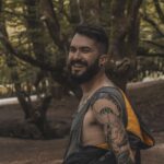 Ismael Prego Instagram - Echo de menos mi barba. Pero, en realidad, es mazo raro. O sea, pensadlo. Pelo creciendo en la cara. Mazo chungo. Pero lo tenemos normalizado. ¿Sabéis lo que nunca debemos normalizar? La gente que le echa ketchup a los kebabs, o la gente que se corta las uñas en los vestuarios de los gimnasios, o los que van a la playa y suben una foto diciendo “sufriendo”. A esos ni agua.