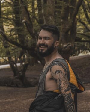 Ismael Prego Instagram - Echo de menos mi barba. 
Pero, en realidad, es mazo raro. O sea, pensadlo. Pelo creciendo en la cara. Mazo chungo. Pero lo tenemos normalizado. 
¿Sabéis lo que nunca debemos normalizar? La gente que le echa ketchup a los kebabs, o la gente que se corta las uñas en los vestuarios de los gimnasios, o los que van a la playa y suben una foto diciendo “sufriendo”. 
A esos ni agua.