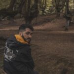 Ismael Prego Instagram - Echo de menos mi barba. Pero, en realidad, es mazo raro. O sea, pensadlo. Pelo creciendo en la cara. Mazo chungo. Pero lo tenemos normalizado. ¿Sabéis lo que nunca debemos normalizar? La gente que le echa ketchup a los kebabs, o la gente que se corta las uñas en los vestuarios de los gimnasios, o los que van a la playa y suben una foto diciendo “sufriendo”. A esos ni agua.