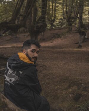 Ismael Prego Instagram - Echo de menos mi barba. 
Pero, en realidad, es mazo raro. O sea, pensadlo. Pelo creciendo en la cara. Mazo chungo. Pero lo tenemos normalizado. 
¿Sabéis lo que nunca debemos normalizar? La gente que le echa ketchup a los kebabs, o la gente que se corta las uñas en los vestuarios de los gimnasios, o los que van a la playa y suben una foto diciendo “sufriendo”. 
A esos ni agua.