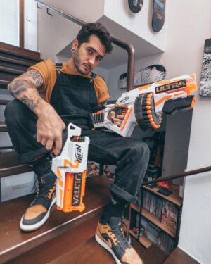 Ismael Prego Instagram - Las nuevas #NerfUltra no solo son las más potentes, rápidas y precisas. Sino que además también conjuntan con mi outfit de granjero con 5 animales a cargo.
Gracias por los bichos @nerfspain, ahora puedo defender mis tierras en condiciones.
