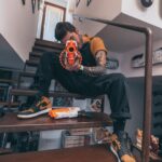 Ismael Prego Instagram - Las nuevas #NerfUltra no solo son las más potentes, rápidas y precisas. Sino que además también conjuntan con mi outfit de granjero con 5 animales a cargo. Gracias por los bichos @nerfspain, ahora puedo defender mis tierras en condiciones.