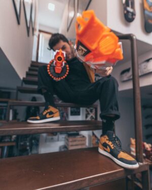Ismael Prego Instagram - Las nuevas #NerfUltra no solo son las más potentes, rápidas y precisas. Sino que además también conjuntan con mi outfit de granjero con 5 animales a cargo.
Gracias por los bichos @nerfspain, ahora puedo defender mis tierras en condiciones.