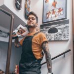 Ismael Prego Instagram - Las nuevas #NerfUltra no solo son las más potentes, rápidas y precisas. Sino que además también conjuntan con mi outfit de granjero con 5 animales a cargo. Gracias por los bichos @nerfspain, ahora puedo defender mis tierras en condiciones.