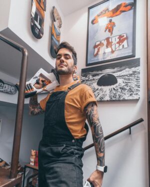 Ismael Prego Instagram - Las nuevas #NerfUltra no solo son las más potentes, rápidas y precisas. Sino que además también conjuntan con mi outfit de granjero con 5 animales a cargo.
Gracias por los bichos @nerfspain, ahora puedo defender mis tierras en condiciones.