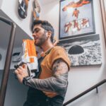 Ismael Prego Instagram - Las nuevas #NerfUltra no solo son las más potentes, rápidas y precisas. Sino que además también conjuntan con mi outfit de granjero con 5 animales a cargo. Gracias por los bichos @nerfspain, ahora puedo defender mis tierras en condiciones.