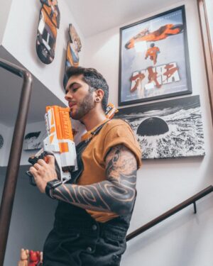 Ismael Prego Instagram - Las nuevas #NerfUltra no solo son las más potentes, rápidas y precisas. Sino que además también conjuntan con mi outfit de granjero con 5 animales a cargo.
Gracias por los bichos @nerfspain, ahora puedo defender mis tierras en condiciones.