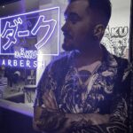 Ismael Prego Instagram - Hace poco cumplimos nuestro primer año en @dakubarbershop, así que he decidido hacerme un pequeño cambio de look para celebrarlo. Cortesito empresario by @rcruuz No ha sido un año fácil para emprender, pero estamos muy contentos de seguir aquí dejándoos a todos/as guapísimos. PD: Muchas gracias a @lightsandwires por ese pedazo de neón que alumbra toda la Calle Marina desde la la esquina de nuestra barbería. Dāku Barbershop