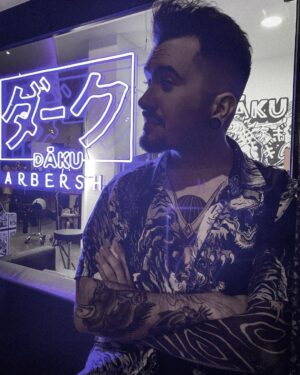 Ismael Prego Instagram - Hace poco cumplimos nuestro primer año en @dakubarbershop, así que he decidido hacerme un pequeño cambio de look para celebrarlo. 

Cortesito empresario by @rcruuz 

No ha sido un año fácil para emprender, pero estamos muy contentos de seguir aquí dejándoos a todos/as guapísimos. 

PD: Muchas gracias a @lightsandwires por ese pedazo de neón que alumbra toda la Calle Marina desde la la esquina de nuestra barbería.
