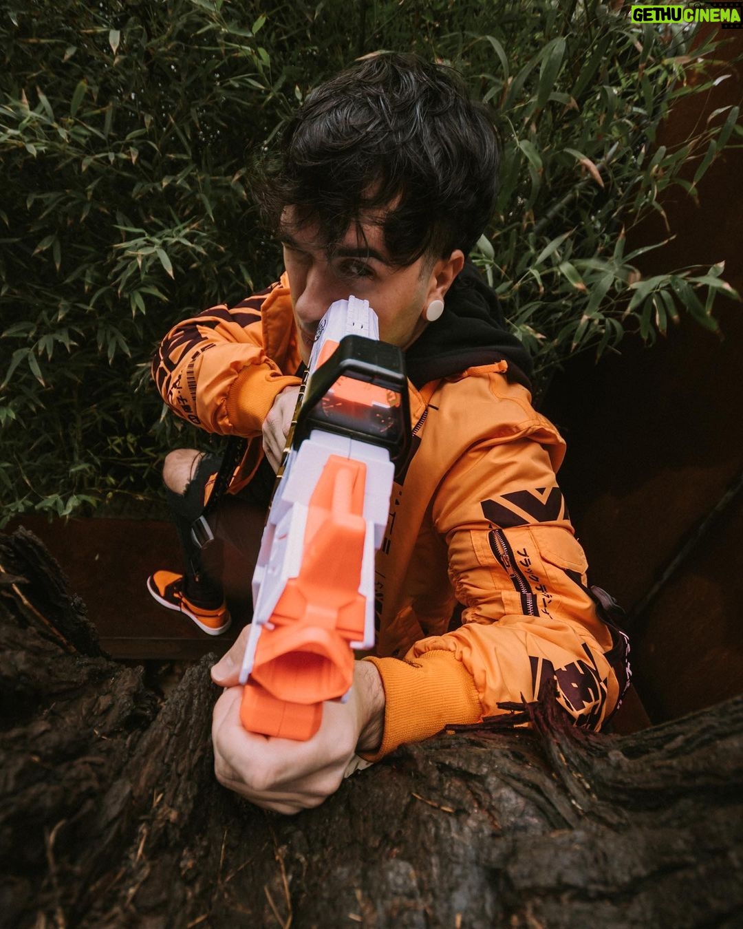 Ismael Prego Instagram - LUZ, FUEGO, DESTRUCCIÓN! El mundo puede ser una ruiiiiPerdón, quiero decir… ALCANCE, VELOCIDAD, PRECISIÓN! son las prestaciones de la nueva gama #NerfUltra, la más premium e innovadora de @nerfspain. Tu blaster de confianza para cualquier situación. #ad