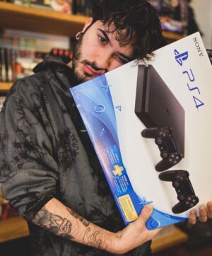 Ismael Prego Instagram - Gentuza, hoy os traigo un sorteo.
Para participar tan solo tenéis que ir al link que os he dejado en mi perfil.
Lo único que tenéis que hacer es seguirme en Instagram, YouTube, Twitter y Twitch.

Podréis ganar:
Patinete eléctrico Xiaomi
Playstation 4 con 2 mandos
Nintendo Switch
iPhone 11
Mesa de sonidos AKAI MPD 218
Lote de figuritas personalizado
Lote de comics personalizado ¡Mucha suerte!