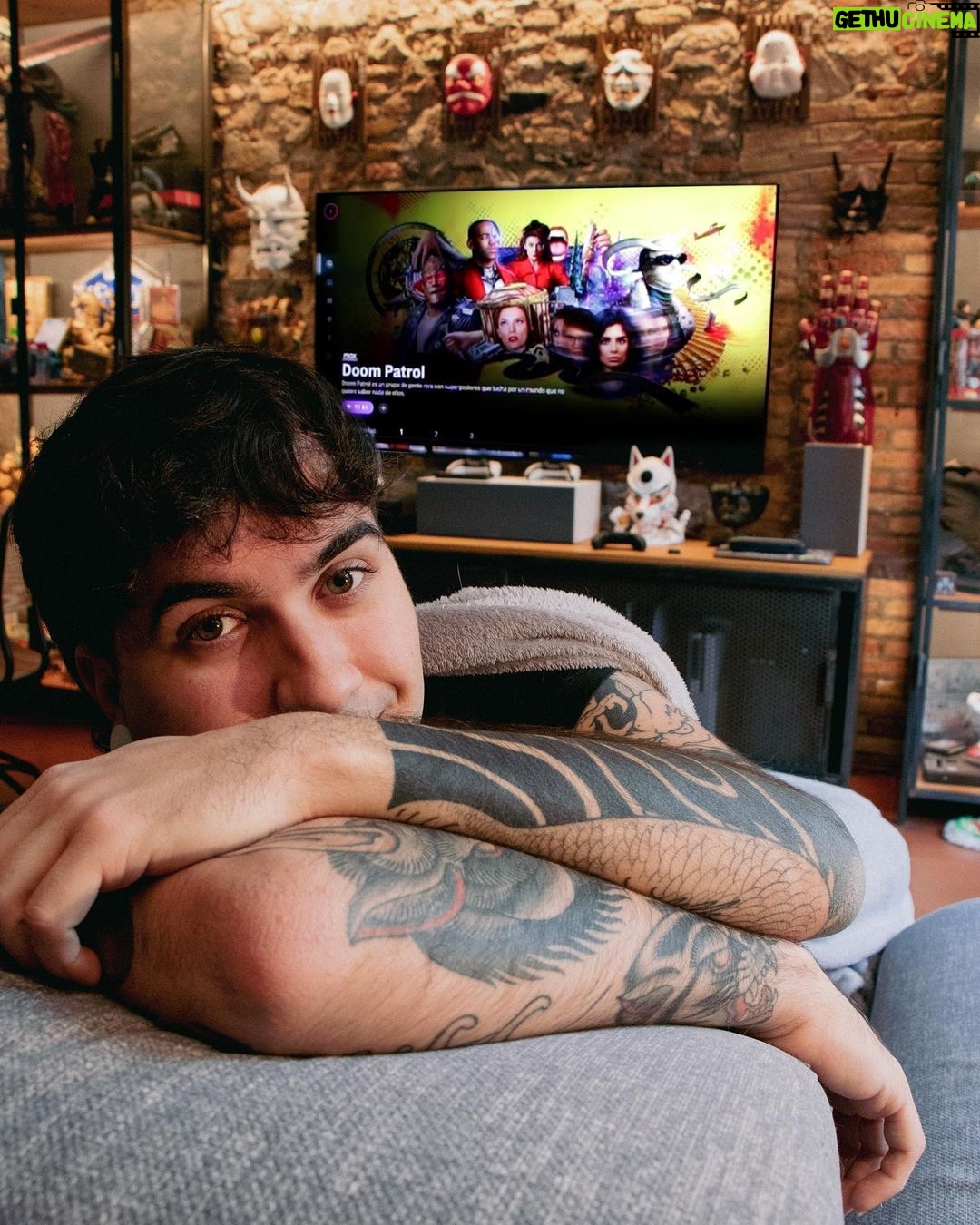 Ismael Prego Instagram - Entre tanto organizar proyectos he tenido una semana de locos así que ayer al terminar stream decidí desconectar de redes, tumbarme en el sofá con mis bichos y una mantita para tirarme toda la noche viendo Doom Patrol y mucho más en @hbomaxes, donde encontrarás #TodoLoQueAmas #HelloHBOMAX #Publi