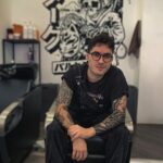 Ismael Prego Instagram - ¿Habéis visitado alguna vez @dakubarbershop? Es uno de tantos líos en los que siempre ando metido. No me gusta hablar mucho de ella porque siento que hay ciertos proyectos que deben funcionar sin depender de mi imagen pública, pero la verdad es que estoy muy orgulloso de ella. Si algún día pasáis por Barcelona y buscáis un buen corte de pelo, os aseguro que @bolivick y nuestros chicos os tratarán de la mejor manera posible y os dejarán bien guapos/as. Si lo han logrado conmigo, con vosotros será tarea fácil. Además tenemos un perrete que está loca pero es muy maja y un baño que parece un fumadero de crack dónde podéis firmar y dejarnos unas bonitas palabras. O una polla. Todo el mundo pinta una polla. No nos pintéis pollas por favor. O si, pero que sean bonitas al menos. Gracias. Dāku Barbershop