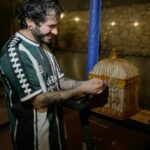 Ismael Prego Instagram – En 2019, durante el primer cumpleaños que tuve tras salir del pozo, se me ocurrió ponerme una alarma con un mensaje para que mis “yos” del futuro se despertaran con las prioridades claras y no volviesen a caerse dentro del agujero. 

Han pasado ya 4 años. 4 años despertándome con el mismo mensaje. Y a veces se me olvida, pero joder, tiene que ser mi puto dogma. 
Este finde, celebrando los 30, me habéis demostrado una vez más que el mayor tesoro son los amigos que hacemos por el camino. 

Cómo os quiero a todos y qué falta me hacéis. A los que estáis y a los que estaréis. 
Gracias por este fin de semana, piratas 🏴‍☠️ 🖤