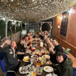Ismael Prego Instagram – En 2019, durante el primer cumpleaños que tuve tras salir del pozo, se me ocurrió ponerme una alarma con un mensaje para que mis “yos” del futuro se despertaran con las prioridades claras y no volviesen a caerse dentro del agujero. 

Han pasado ya 4 años. 4 años despertándome con el mismo mensaje. Y a veces se me olvida, pero joder, tiene que ser mi puto dogma. 
Este finde, celebrando los 30, me habéis demostrado una vez más que el mayor tesoro son los amigos que hacemos por el camino. 

Cómo os quiero a todos y qué falta me hacéis. A los que estáis y a los que estaréis. 
Gracias por este fin de semana, piratas 🏴‍☠️ 🖤