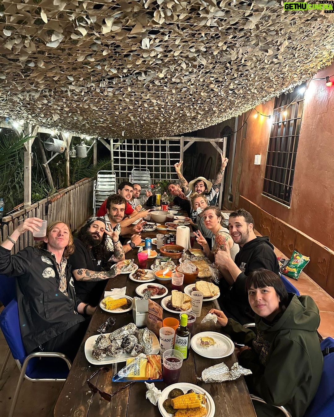 Ismael Prego Instagram - En 2019, durante el primer cumpleaños que tuve tras salir del pozo, se me ocurrió ponerme una alarma con un mensaje para que mis “yos” del futuro se despertaran con las prioridades claras y no volviesen a caerse dentro del agujero. Han pasado ya 4 años. 4 años despertándome con el mismo mensaje. Y a veces se me olvida, pero joder, tiene que ser mi puto dogma. Este finde, celebrando los 30, me habéis demostrado una vez más que el mayor tesoro son los amigos que hacemos por el camino. Cómo os quiero a todos y qué falta me hacéis. A los que estáis y a los que estaréis. Gracias por este fin de semana, piratas 🏴☠️ 🖤