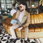 Ismael Prego Instagram – Desde hace unos años, a pesar de seguir pululando por estos lugares de internet, mi vida ha cambiado radicalmente. 
He pasado de tener que salir a la calle disfrazado y evitar ciertas zonas, a poder ir a un centro comercial en hora punta a tomar algo con colegas sin necesidad de esconderme.
Me sigue reconociendo gente, sí, pero el respeto y el cariño que desprendéis es muy diferente a la brusquedad y algarabío que se montaba en cualquier lugar donde alguien me reconocía tras la gorra y las gafas de sol.

Soy huraño, supongo que como consecuencia de experiencias que he vivido. Me gusta estar en casa con mis cosas y las pocas veces que tengo energía social me gusta compartirla con aquellos que me han demostrado que estarán ahí cuando ni yo mismo me aguanto (sabéis quiénes sois y os quiero de cojones). Es por esto que, por no pasarlo mal y no hacerlo pasar mal a los que me rodean, tiendo a encerrarme. 
Sin embargo, esta vez dije “¿por qué no?”.

Una vez explicado esto, os voy a ser sincero. En el momento de llegar al estadio me arrepentí. Me arrepentí de cojones, fue como volver otra vez a ese pozo de atención donde nadie te quiere a ti, tan solo a lo que tienes y lo que has proyectado en redes.

Nadie te llama Ismael, todos te gritan Wismichu.
Nadie quiere hablar contigo, solo tener una foto con el muñequito.
“Qué bien estaba yo viendo estas mierdas desde casa con una buena barbacoa y mis amigxs” resonando en mi cabeza a la vez que la ansiedad ganaba fuerza.

Controlé a la vocecilla y decidí acercarme a algunas de las personas que me estaba gritando y pidiendo fotos. Pero lo que me encontré fue cariño. Y mucho agradecimiento. Me habéis tocado un botón que no sabía ni que existía. 
Sois muchos, creadores, público y organización, los os habéis tomado un momento entre todo ese caos para decirme que crecisteis conmigo, que os hice la infancia más fácil e incluso que os inspiré a crear contenido y a llegar a donde estáis ahora mismo.

Así que ya desde su cueva, este ser huraño os quiere decir que ha sido bonito crecer junto a vosotros <3