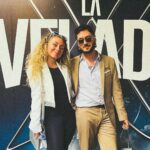 Ismael Prego Instagram – Desde hace unos años, a pesar de seguir pululando por estos lugares de internet, mi vida ha cambiado radicalmente. 
He pasado de tener que salir a la calle disfrazado y evitar ciertas zonas, a poder ir a un centro comercial en hora punta a tomar algo con colegas sin necesidad de esconderme.
Me sigue reconociendo gente, sí, pero el respeto y el cariño que desprendéis es muy diferente a la brusquedad y algarabío que se montaba en cualquier lugar donde alguien me reconocía tras la gorra y las gafas de sol.

Soy huraño, supongo que como consecuencia de experiencias que he vivido. Me gusta estar en casa con mis cosas y las pocas veces que tengo energía social me gusta compartirla con aquellos que me han demostrado que estarán ahí cuando ni yo mismo me aguanto (sabéis quiénes sois y os quiero de cojones). Es por esto que, por no pasarlo mal y no hacerlo pasar mal a los que me rodean, tiendo a encerrarme. 
Sin embargo, esta vez dije “¿por qué no?”.

Una vez explicado esto, os voy a ser sincero. En el momento de llegar al estadio me arrepentí. Me arrepentí de cojones, fue como volver otra vez a ese pozo de atención donde nadie te quiere a ti, tan solo a lo que tienes y lo que has proyectado en redes.

Nadie te llama Ismael, todos te gritan Wismichu.
Nadie quiere hablar contigo, solo tener una foto con el muñequito.
“Qué bien estaba yo viendo estas mierdas desde casa con una buena barbacoa y mis amigxs” resonando en mi cabeza a la vez que la ansiedad ganaba fuerza.

Controlé a la vocecilla y decidí acercarme a algunas de las personas que me estaba gritando y pidiendo fotos. Pero lo que me encontré fue cariño. Y mucho agradecimiento. Me habéis tocado un botón que no sabía ni que existía. 
Sois muchos, creadores, público y organización, los os habéis tomado un momento entre todo ese caos para decirme que crecisteis conmigo, que os hice la infancia más fácil e incluso que os inspiré a crear contenido y a llegar a donde estáis ahora mismo.

Así que ya desde su cueva, este ser huraño os quiere decir que ha sido bonito crecer junto a vosotros <3