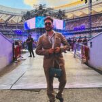 Ismael Prego Instagram – Desde hace unos años, a pesar de seguir pululando por estos lugares de internet, mi vida ha cambiado radicalmente. 
He pasado de tener que salir a la calle disfrazado y evitar ciertas zonas, a poder ir a un centro comercial en hora punta a tomar algo con colegas sin necesidad de esconderme.
Me sigue reconociendo gente, sí, pero el respeto y el cariño que desprendéis es muy diferente a la brusquedad y algarabío que se montaba en cualquier lugar donde alguien me reconocía tras la gorra y las gafas de sol.

Soy huraño, supongo que como consecuencia de experiencias que he vivido. Me gusta estar en casa con mis cosas y las pocas veces que tengo energía social me gusta compartirla con aquellos que me han demostrado que estarán ahí cuando ni yo mismo me aguanto (sabéis quiénes sois y os quiero de cojones). Es por esto que, por no pasarlo mal y no hacerlo pasar mal a los que me rodean, tiendo a encerrarme. 
Sin embargo, esta vez dije “¿por qué no?”.

Una vez explicado esto, os voy a ser sincero. En el momento de llegar al estadio me arrepentí. Me arrepentí de cojones, fue como volver otra vez a ese pozo de atención donde nadie te quiere a ti, tan solo a lo que tienes y lo que has proyectado en redes.

Nadie te llama Ismael, todos te gritan Wismichu.
Nadie quiere hablar contigo, solo tener una foto con el muñequito.
“Qué bien estaba yo viendo estas mierdas desde casa con una buena barbacoa y mis amigxs” resonando en mi cabeza a la vez que la ansiedad ganaba fuerza.

Controlé a la vocecilla y decidí acercarme a algunas de las personas que me estaba gritando y pidiendo fotos. Pero lo que me encontré fue cariño. Y mucho agradecimiento. Me habéis tocado un botón que no sabía ni que existía. 
Sois muchos, creadores, público y organización, los os habéis tomado un momento entre todo ese caos para decirme que crecisteis conmigo, que os hice la infancia más fácil e incluso que os inspiré a crear contenido y a llegar a donde estáis ahora mismo.

Así que ya desde su cueva, este ser huraño os quiere decir que ha sido bonito crecer junto a vosotros <3