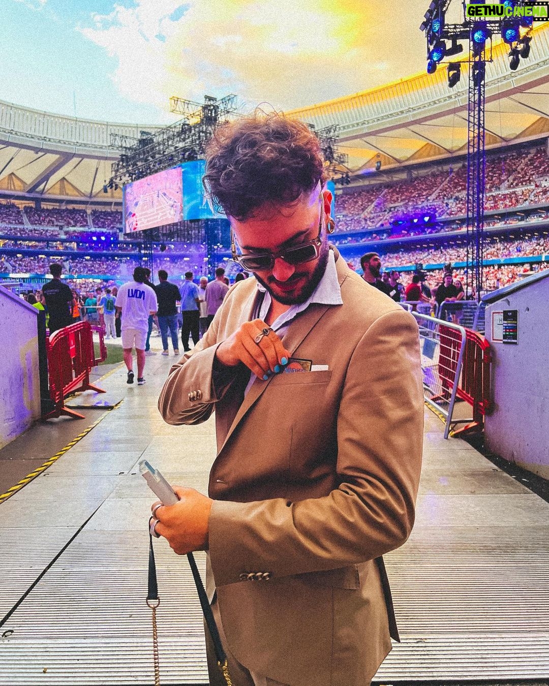 Ismael Prego Instagram - Desde hace unos años, a pesar de seguir pululando por estos lugares de internet, mi vida ha cambiado radicalmente. He pasado de tener que salir a la calle disfrazado y evitar ciertas zonas, a poder ir a un centro comercial en hora punta a tomar algo con colegas sin necesidad de esconderme. Me sigue reconociendo gente, sí, pero el respeto y el cariño que desprendéis es muy diferente a la brusquedad y algarabío que se montaba en cualquier lugar donde alguien me reconocía tras la gorra y las gafas de sol. Soy huraño, supongo que como consecuencia de experiencias que he vivido. Me gusta estar en casa con mis cosas y las pocas veces que tengo energía social me gusta compartirla con aquellos que me han demostrado que estarán ahí cuando ni yo mismo me aguanto (sabéis quiénes sois y os quiero de cojones). Es por esto que, por no pasarlo mal y no hacerlo pasar mal a los que me rodean, tiendo a encerrarme. Sin embargo, esta vez dije “¿por qué no?”. Una vez explicado esto, os voy a ser sincero. En el momento de llegar al estadio me arrepentí. Me arrepentí de cojones, fue como volver otra vez a ese pozo de atención donde nadie te quiere a ti, tan solo a lo que tienes y lo que has proyectado en redes. Nadie te llama Ismael, todos te gritan Wismichu. Nadie quiere hablar contigo, solo tener una foto con el muñequito. “Qué bien estaba yo viendo estas mierdas desde casa con una buena barbacoa y mis amigxs” resonando en mi cabeza a la vez que la ansiedad ganaba fuerza. Controlé a la vocecilla y decidí acercarme a algunas de las personas que me estaba gritando y pidiendo fotos. Pero lo que me encontré fue cariño. Y mucho agradecimiento. Me habéis tocado un botón que no sabía ni que existía. Sois muchos, creadores, público y organización, los os habéis tomado un momento entre todo ese caos para decirme que crecisteis conmigo, que os hice la infancia más fácil e incluso que os inspiré a crear contenido y a llegar a donde estáis ahora mismo. Así que ya desde su cueva, este ser huraño os quiere decir que ha sido bonito crecer junto a vosotros <3
