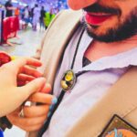Ismael Prego Instagram – Desde hace unos años, a pesar de seguir pululando por estos lugares de internet, mi vida ha cambiado radicalmente. 
He pasado de tener que salir a la calle disfrazado y evitar ciertas zonas, a poder ir a un centro comercial en hora punta a tomar algo con colegas sin necesidad de esconderme.
Me sigue reconociendo gente, sí, pero el respeto y el cariño que desprendéis es muy diferente a la brusquedad y algarabío que se montaba en cualquier lugar donde alguien me reconocía tras la gorra y las gafas de sol.

Soy huraño, supongo que como consecuencia de experiencias que he vivido. Me gusta estar en casa con mis cosas y las pocas veces que tengo energía social me gusta compartirla con aquellos que me han demostrado que estarán ahí cuando ni yo mismo me aguanto (sabéis quiénes sois y os quiero de cojones). Es por esto que, por no pasarlo mal y no hacerlo pasar mal a los que me rodean, tiendo a encerrarme. 
Sin embargo, esta vez dije “¿por qué no?”.

Una vez explicado esto, os voy a ser sincero. En el momento de llegar al estadio me arrepentí. Me arrepentí de cojones, fue como volver otra vez a ese pozo de atención donde nadie te quiere a ti, tan solo a lo que tienes y lo que has proyectado en redes.

Nadie te llama Ismael, todos te gritan Wismichu.
Nadie quiere hablar contigo, solo tener una foto con el muñequito.
“Qué bien estaba yo viendo estas mierdas desde casa con una buena barbacoa y mis amigxs” resonando en mi cabeza a la vez que la ansiedad ganaba fuerza.

Controlé a la vocecilla y decidí acercarme a algunas de las personas que me estaba gritando y pidiendo fotos. Pero lo que me encontré fue cariño. Y mucho agradecimiento. Me habéis tocado un botón que no sabía ni que existía. 
Sois muchos, creadores, público y organización, los os habéis tomado un momento entre todo ese caos para decirme que crecisteis conmigo, que os hice la infancia más fácil e incluso que os inspiré a crear contenido y a llegar a donde estáis ahora mismo.

Así que ya desde su cueva, este ser huraño os quiere decir que ha sido bonito crecer junto a vosotros <3