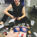Ismael Prego Instagram – Desde hace unos años, a pesar de seguir pululando por estos lugares de internet, mi vida ha cambiado radicalmente. 
He pasado de tener que salir a la calle disfrazado y evitar ciertas zonas, a poder ir a un centro comercial en hora punta a tomar algo con colegas sin necesidad de esconderme.
Me sigue reconociendo gente, sí, pero el respeto y el cariño que desprendéis es muy diferente a la brusquedad y algarabío que se montaba en cualquier lugar donde alguien me reconocía tras la gorra y las gafas de sol.

Soy huraño, supongo que como consecuencia de experiencias que he vivido. Me gusta estar en casa con mis cosas y las pocas veces que tengo energía social me gusta compartirla con aquellos que me han demostrado que estarán ahí cuando ni yo mismo me aguanto (sabéis quiénes sois y os quiero de cojones). Es por esto que, por no pasarlo mal y no hacerlo pasar mal a los que me rodean, tiendo a encerrarme. 
Sin embargo, esta vez dije “¿por qué no?”.

Una vez explicado esto, os voy a ser sincero. En el momento de llegar al estadio me arrepentí. Me arrepentí de cojones, fue como volver otra vez a ese pozo de atención donde nadie te quiere a ti, tan solo a lo que tienes y lo que has proyectado en redes.

Nadie te llama Ismael, todos te gritan Wismichu.
Nadie quiere hablar contigo, solo tener una foto con el muñequito.
“Qué bien estaba yo viendo estas mierdas desde casa con una buena barbacoa y mis amigxs” resonando en mi cabeza a la vez que la ansiedad ganaba fuerza.

Controlé a la vocecilla y decidí acercarme a algunas de las personas que me estaba gritando y pidiendo fotos. Pero lo que me encontré fue cariño. Y mucho agradecimiento. Me habéis tocado un botón que no sabía ni que existía. 
Sois muchos, creadores, público y organización, los os habéis tomado un momento entre todo ese caos para decirme que crecisteis conmigo, que os hice la infancia más fácil e incluso que os inspiré a crear contenido y a llegar a donde estáis ahora mismo.

Así que ya desde su cueva, este ser huraño os quiere decir que ha sido bonito crecer junto a vosotros <3