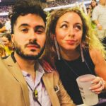 Ismael Prego Instagram – Desde hace unos años, a pesar de seguir pululando por estos lugares de internet, mi vida ha cambiado radicalmente. 
He pasado de tener que salir a la calle disfrazado y evitar ciertas zonas, a poder ir a un centro comercial en hora punta a tomar algo con colegas sin necesidad de esconderme.
Me sigue reconociendo gente, sí, pero el respeto y el cariño que desprendéis es muy diferente a la brusquedad y algarabío que se montaba en cualquier lugar donde alguien me reconocía tras la gorra y las gafas de sol.

Soy huraño, supongo que como consecuencia de experiencias que he vivido. Me gusta estar en casa con mis cosas y las pocas veces que tengo energía social me gusta compartirla con aquellos que me han demostrado que estarán ahí cuando ni yo mismo me aguanto (sabéis quiénes sois y os quiero de cojones). Es por esto que, por no pasarlo mal y no hacerlo pasar mal a los que me rodean, tiendo a encerrarme. 
Sin embargo, esta vez dije “¿por qué no?”.

Una vez explicado esto, os voy a ser sincero. En el momento de llegar al estadio me arrepentí. Me arrepentí de cojones, fue como volver otra vez a ese pozo de atención donde nadie te quiere a ti, tan solo a lo que tienes y lo que has proyectado en redes.

Nadie te llama Ismael, todos te gritan Wismichu.
Nadie quiere hablar contigo, solo tener una foto con el muñequito.
“Qué bien estaba yo viendo estas mierdas desde casa con una buena barbacoa y mis amigxs” resonando en mi cabeza a la vez que la ansiedad ganaba fuerza.

Controlé a la vocecilla y decidí acercarme a algunas de las personas que me estaba gritando y pidiendo fotos. Pero lo que me encontré fue cariño. Y mucho agradecimiento. Me habéis tocado un botón que no sabía ni que existía. 
Sois muchos, creadores, público y organización, los os habéis tomado un momento entre todo ese caos para decirme que crecisteis conmigo, que os hice la infancia más fácil e incluso que os inspiré a crear contenido y a llegar a donde estáis ahora mismo.

Así que ya desde su cueva, este ser huraño os quiere decir que ha sido bonito crecer junto a vosotros <3