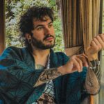 Ismael Prego Instagram – Hace ya tres semanas desde que volví de mi ultimo viaje a Japón y no he podido ponerme a seleccionar fotos y vídeos hasta ahora. Pero bueno, al lío.
 
Esta vez, visité Kinosaki-onsen por primera vez. Un pueblo con un montón de Onsens al aire libre donde dejan entrar a la gente tatuada sin ningún tipo de problema. 
Os lo recomiendo encarecidamente, además si os quedáis en algún hotel de la zona os dan un free pass para ir a todos los baños termales del pueblo.
La verdad es que la experiencia ha sido completamente mágica gracias al Ryokan (hotel tradicional japonés) que encontramos en @kayak, donde conseguimos una habitación gigantesca con vistas a un jardín precioso y nos cuidaban hasta el punto de traernos la comida a la habitación. Todo ello por mucho menos de lo que os podéis imaginar (#ad 😘).

En breves os subo más cosillas, aunque voy ahogado en trabajo y vuelvo a necesitar unas vacaciones, ¿preparamos las siguientes @kayak?