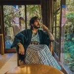 Ismael Prego Instagram – Hace ya tres semanas desde que volví de mi ultimo viaje a Japón y no he podido ponerme a seleccionar fotos y vídeos hasta ahora. Pero bueno, al lío.
 
Esta vez, visité Kinosaki-onsen por primera vez. Un pueblo con un montón de Onsens al aire libre donde dejan entrar a la gente tatuada sin ningún tipo de problema. 
Os lo recomiendo encarecidamente, además si os quedáis en algún hotel de la zona os dan un free pass para ir a todos los baños termales del pueblo.
La verdad es que la experiencia ha sido completamente mágica gracias al Ryokan (hotel tradicional japonés) que encontramos en @kayak, donde conseguimos una habitación gigantesca con vistas a un jardín precioso y nos cuidaban hasta el punto de traernos la comida a la habitación. Todo ello por mucho menos de lo que os podéis imaginar (#ad 😘).

En breves os subo más cosillas, aunque voy ahogado en trabajo y vuelvo a necesitar unas vacaciones, ¿preparamos las siguientes @kayak?
