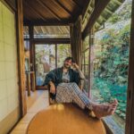 Ismael Prego Instagram – Hace ya tres semanas desde que volví de mi ultimo viaje a Japón y no he podido ponerme a seleccionar fotos y vídeos hasta ahora. Pero bueno, al lío.
 
Esta vez, visité Kinosaki-onsen por primera vez. Un pueblo con un montón de Onsens al aire libre donde dejan entrar a la gente tatuada sin ningún tipo de problema. 
Os lo recomiendo encarecidamente, además si os quedáis en algún hotel de la zona os dan un free pass para ir a todos los baños termales del pueblo.
La verdad es que la experiencia ha sido completamente mágica gracias al Ryokan (hotel tradicional japonés) que encontramos en @kayak, donde conseguimos una habitación gigantesca con vistas a un jardín precioso y nos cuidaban hasta el punto de traernos la comida a la habitación. Todo ello por mucho menos de lo que os podéis imaginar (#ad 😘).

En breves os subo más cosillas, aunque voy ahogado en trabajo y vuelvo a necesitar unas vacaciones, ¿preparamos las siguientes @kayak?