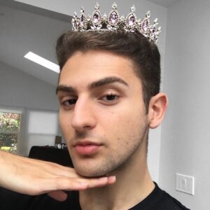 Issa Christopher Tweimeh Instagram - turn that frown 😢 into a crown 👑 who's giving me the biggest hug ever on my tour??!! tickets are selling out fast babes!!!!! link in my bio💕💫