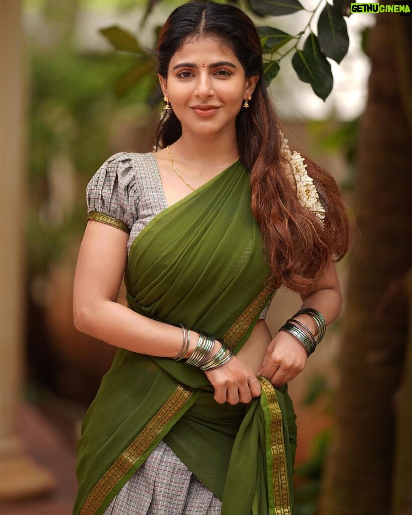 Iswarya Menon Instagram - This village belle wishes you all a happy Pongal & Makara Sankranthi 🍃🥰💚 Wishing you all a year as sweet as sugarcane 😘 . 📸 @camerasenthil @ivalinmabia @jeevithamakeupartistry