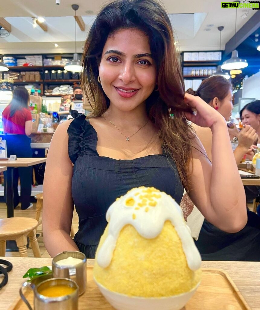 Iswarya Menon Instagram - #2024 is gonna be a magical year filled with great vibes, good people, scrumptious food, utmost happiness & uncontrollable laughter 🪄😍🫶🏼
