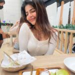 Iswarya Menon Instagram – Lip smacking Asian food, like minded people, giggles & laughter over silly nothings 🤓
#lifeisbeautiful ♥️