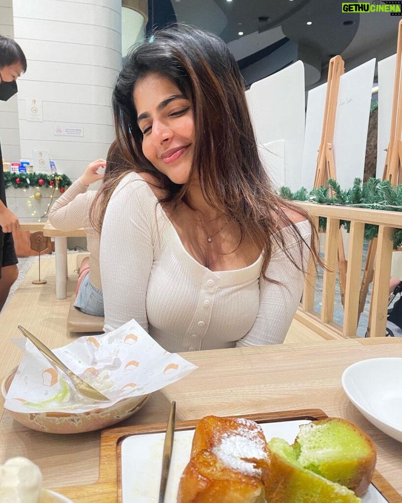 Iswarya Menon Instagram - Lip smacking Asian food, like minded people, giggles & laughter over silly nothings 🤓 #lifeisbeautiful ♥