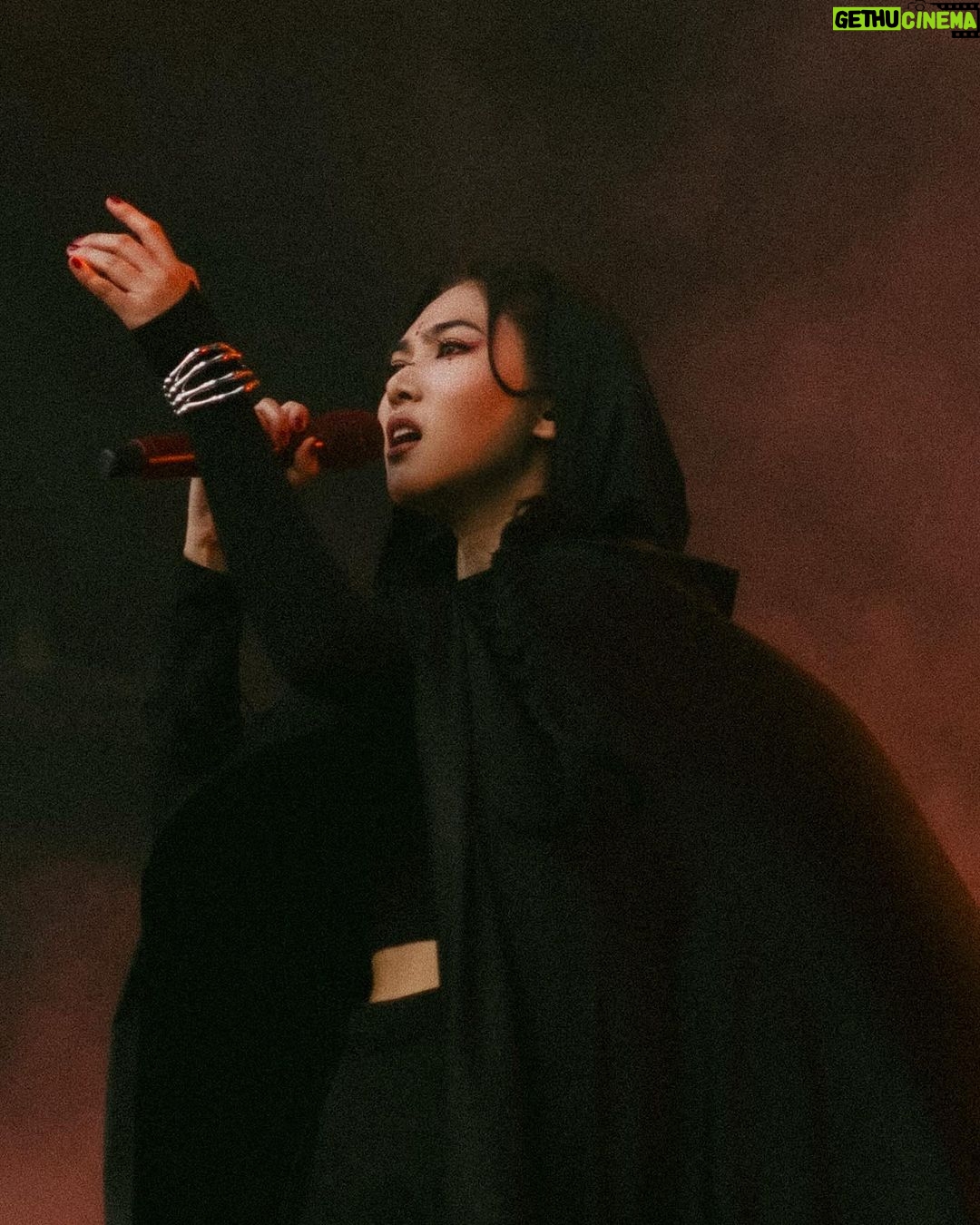 Isyana Sarasvati Instagram - Panggung perdana di tahun 2024, tahun perayaan 1 dekade aku berkarya. Mohon restunya, weβre definitely cooking something special for you guys! π₯³π€πΉππ» Bali, Indonesia
