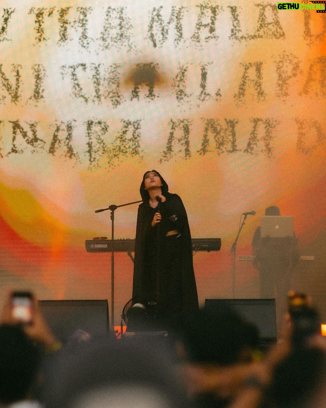 Isyana Sarasvati Instagram - Panggung perdana di tahun 2024, tahun perayaan 1 dekade aku berkarya. Mohon restunya, weβre definitely cooking something special for you guys! π₯³π€πΉππ» Bali, Indonesia