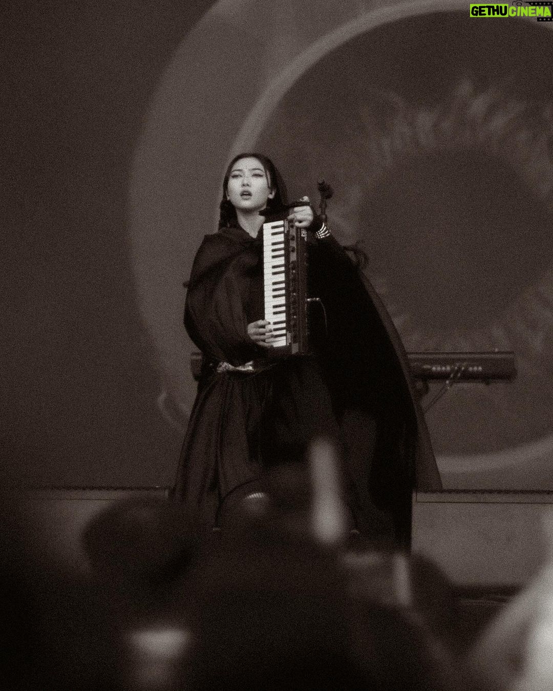 Isyana Sarasvati Instagram - Panggung perdana di tahun 2024, tahun perayaan 1 dekade aku berkarya. Mohon restunya, weβre definitely cooking something special for you guys! π₯³π€πΉππ» Bali, Indonesia