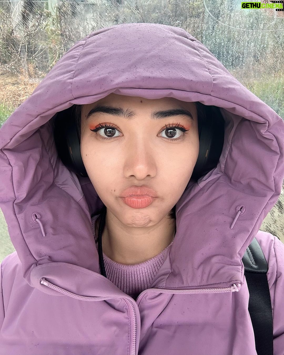 Isyana Sarasvati Instagram - Selesai sudah residensi singkat Inyo, hosted by @rarasekar & @benlaksana ππΉπ±π₯³π’ Selalu benci karena setiap pertemuan pasti ada perpisahan. Nanti aku balik lagi ya lebih lama supaya bisa semakin banyak belajar berkehidupan dan mengalami dunia. Terima kasih atas jamuan dan bekal-bekal kehidupanna, love you guys piu!π€πππ
#sambilnangisdipesawat fak kt gua teh Wellington, New Zealand