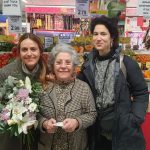 Itziar Ituño Instagram - Hamen "Gabriela" pertsonaia ,Daniel Guzmanek emon dosten opari ederra. Amaitu dot pelikula sakon eta zoragarri honetako ibilbidea, nahiz eta eurak aurrera jarraitu eta gogoan geldituko jataz betiko ezagutu dodan pertsona talde eder hau, antzezle moduan ikasitakoa, emaitzetara ez joatea baizik eta prosezuaz disfrutatzea, jolastea, sentitzea, bestea ikustea egia bilatuz. Pelikula bat auzolan handia dalako sinesten dauenetakoa naz, zure moduan, Dani. Zeu bai lujua! Eskerrik asko, bihotzez. Lagun bat dekozu hamen. Aurrera, ausart hori!✊️❤️/ #ladeuda Ésta es Gabriela el gran personaje que me ha regalado Daniel Guzman. He terminado el profundo y maravilloso viaje que ha sido ésta pelicula, aunque ellxs siguen adelante y voy a guardar para siempre en la memoria el equipo de grandes personas que he conocido, lo mucho que he aprendido como interprete, no a ir al resultado sino disfrutar del proceso, jugar, sentir, estar con el otro buscando siempre la verdad, lo genuino. Soy de las que cree que una peli es un gran trabajo comunitario, igual que tú, Dani. Eres un autentico lujo! Mil gracias, de corazón. Aquí tienes una amiga. Adelante, valiente!✊️❤️ #ladeuda